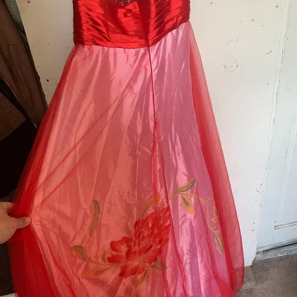 Studio Red and Blue Tag Detail - Picture 4 of 5